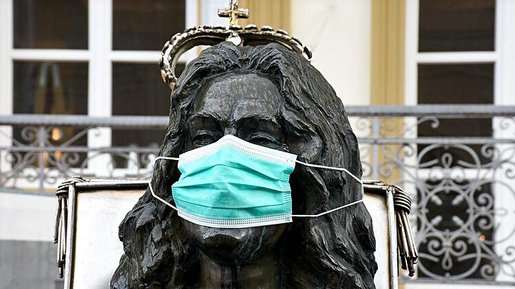 Fürst Rakoczy hat jemand mit einem Mundschutz gegen das Coronavirus gewappnet. Foto: Markus Staubach