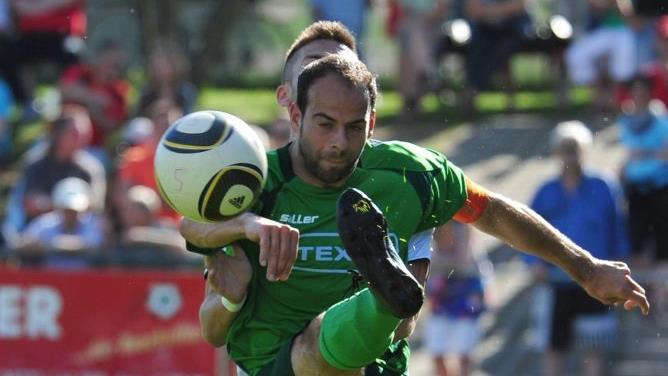 Da war Sebastian Knüttel noch aktiv für den TSV Großbardorf (2012 in der Bayernliga gegen Aichach). Nach seinem frühen Karriereende mit 30 Jahren studierte er Lehramt und unterrichtet am Bad Brückenauer Franz-Miltenberger-Gymnasium Latein und Sport, ist aber auch in Hassenbach Jugendtrainer. Foto: Anand Anders