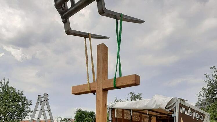 Das  Kreuz wird errichtet. Foto: privat