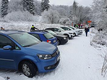 Auto an Auto: Der Wintertourismus ist derzeit auch am Berghaus Rhön sehr stark - obwohl die Menschen wegen der Corona-Pandemie gehalten sind, daheim zu bleiben.  Foto: Steffen Standke