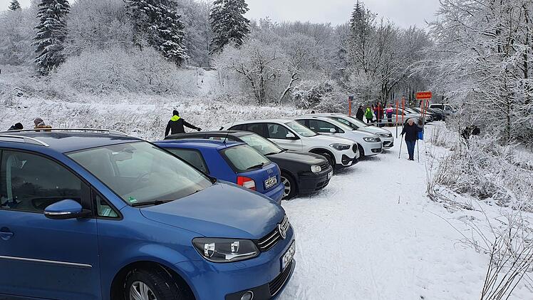 Auto an Auto: Der Wintertourismus ist derzeit auch am Berghaus Rhön sehr stark - obwohl die Menschen wegen der Corona-Pandemie gehalten sind, daheim zu bleiben.  Foto: Steffen Standke