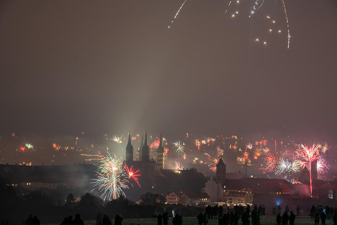 Silvester 2025: Bamberg schießt sich ins neue Jahr 2025 - Feuerwerk über der Domstadt Silvester 2025: Bamberg schießt sich ins neue Jahr 2025 - Feuerwerk über der Domstadt