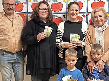 Der Zweite Vorsitzende des Obst- und Gartenbauvereins Zeil, Jürgen Werner (links), und Organisatorin Ursula Ortmann (rechts) übergaben an die Leiterinnen der Kindergärten, Susanne Bös-Naumann und Susanne Schmid (weiter von links), die Spende von j...