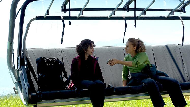 Sonja (Chiara Schoras, rechts) f&auml;hrt hinauf in die Berge, um mit der Bergf&uuml;hrerin Milena Rinaldi (Fanny Krausz) zu sprechen. Irgendetwas scheint bei einer ihrer Touren vorgefallen zu sein, an der die ermordeten Daniel Gasser und Paolo Fiore teilnahmen. Die L&ouml;sung des Mordfalls?