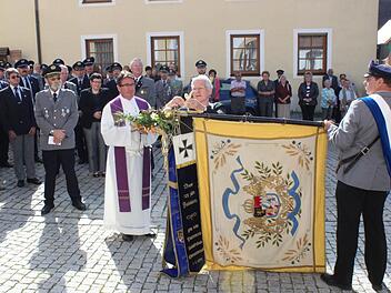 Bürgermeisterin Stark (M.) befestigt das Fahnenband. Fotos: fra-press
