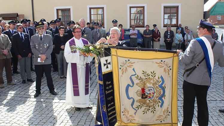 Bürgermeisterin Stark (M.) befestigt das Fahnenband. Fotos: fra-press