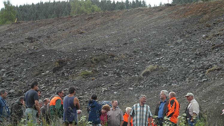 Zahlreiche Anlieger folgten der Einladung des Bürgermeisters, um sich über den aktuellen Sachstand der Baumaßnahme Kehlbacher Straße zu informieren. Foto: Veronika Schadeck