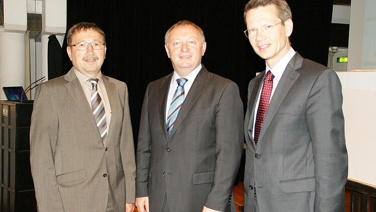 Die neue Vorstandschaft des Regionalen Planungsverbandes Main-Rhön: Vorsitzender Thomas Bold (Mitte) mit seinen beiden Stellvertretern Friedel Heckenlauer (links) und Sebastian Remelé