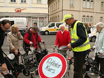 Bei einem Rollatorenkurs gab es technische Tipps, die den Umgang mit dem Gerät sicherer machen sollen.  Foto: Werner Vogel