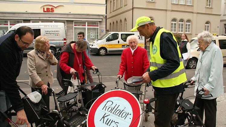 Bei einem Rollatorenkurs gab es technische Tipps, die den Umgang mit dem Gerät sicherer machen sollen.  Foto: Werner Vogel