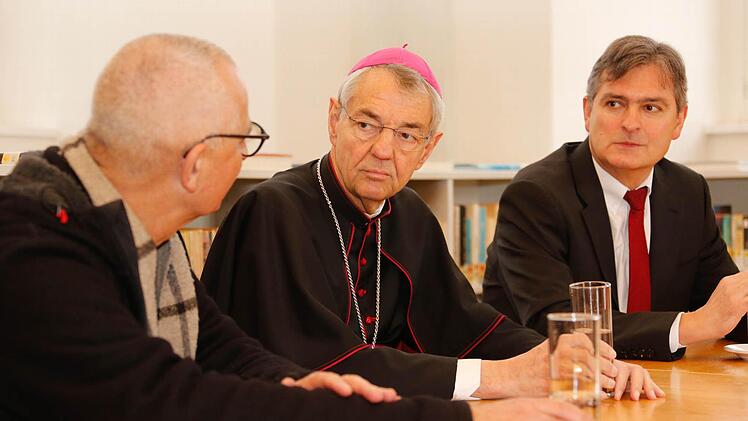 Pfarrer Hans Lyer, Erzbschof Ludwig Schick und Anstaltsleiter Gerhard Weigand (v.l.) im GesprächFoto: Matthias Hoch
