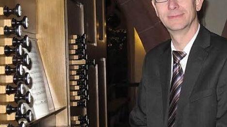 Dekanatskantor Wolfgang Schneider an der Orgel Foto: Roland Mayer