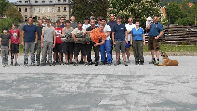 Stolz auf ihr Werk: die fleißigen Helfer, die den Festplatz befestigt haben.Foto: privat