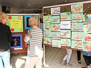 Die Eltern waren von den Kunstwerken beeindruckt. Foto: Johanna Blum