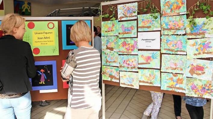 Die Eltern waren von den Kunstwerken beeindruckt. Foto: Johanna Blum