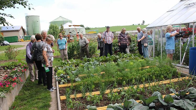 Im Garten von Peter Janson sind viele Plätze der Entspannung, aber auch ein Gemüsegarten und ein Gewächshaus zu finden. Foto: Michael Stelzner