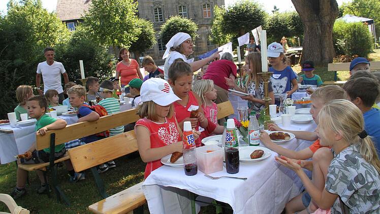 Zum Schluss dürfen sich die Kinder über ein Festmahl freuen. Foto: Gerda Völk