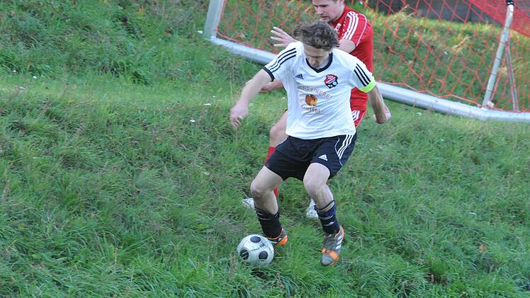 Verlaufen? Szene aus dem Spiel des TSV Rothhausen/Thundorf (weiße Trikots) gegen den TSV Maßbach (1:1). Foto: Hopf