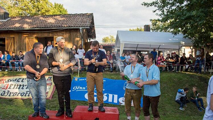 Die obligatorische Champagner-Dusche durften sich die Sieger der Standard-Klasse gefallen lassen: 1. Platz Jürgen Wagner aus Eichelsdorf ("Wirtsmobil"), 2. Platz Robert Elflein und Dominik Ridder aus Junkersdorf/Maroldsweisach ("Demobande/Oldtimer"), 3. Platz Tobias Hetterich und Patrick Scherbaum aus Zeil ("Rennvieh").