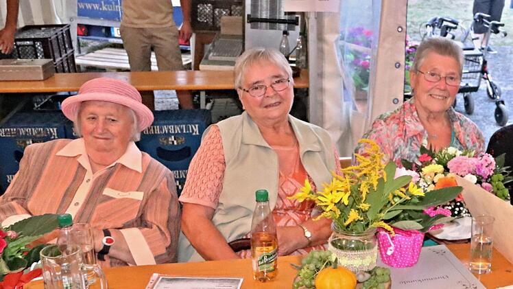 Das Foto zeigt die Geehrten die 50 Jahre Mitglied beim OGV Dürrenried sind (von links): Rosa Häfner, Renate Dötschel und von rechts, Helga Weckel und Renate Müller. In der Mitte  Ehrenmitglied Elisabeth Roth.