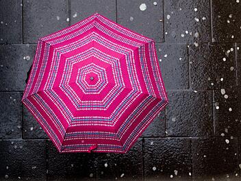 Der DWD warnt in ganz Franken am Sonntag vor Sturmböen. Es gilt die Warnstufe 2 von 4. Foto: Julian Stratenschulte/dpa