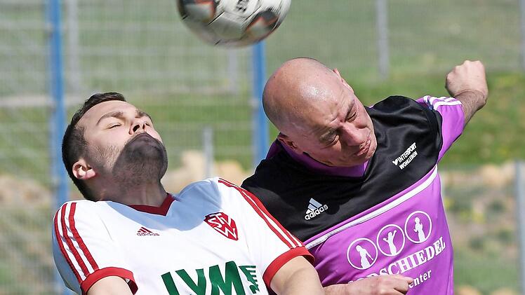 Der Weismainer Jürgen Reul (rechts) bleibt im Kopfballduell mit dem Weißenbrunner Manuel Vonberg siegreich. Foto: Gunther Czepera