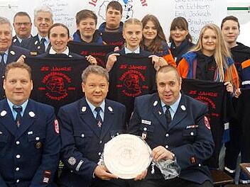 Die Froschgrund-Jugendlichen der Feuerwehr ließen sich feiern durch zahlreiche Ehrengäste und erhielten gesponserte T-Shirts. Foto: Doris Weidner