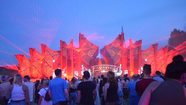 Eine begeisternde Lichtshow bot die gro&szlig;e B&uuml;hne auf dem Open Beatz-Festival. Liebevoll dekoriert war das Areal des "Magical Forest" im Wald. Fotos: Larissa H&auml;ndel