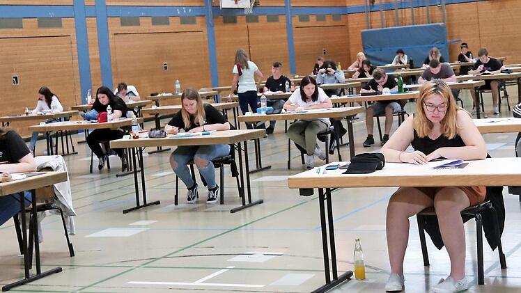 In der Aischtalhalle stellten sich 65 Schüler des M-Zweiges der Ritter-von-Spix-Mittelschule Höchstadt den Abschlussprüfungen. Fotos: Johanna Blum