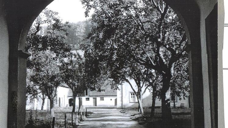 Der Innenhof der Heil- und Pflegeanstalt, wohl in den 1940er- oder 50er-Jahren. Dort trafen die Ordensschwestern erstmals auf Amerikaner. Quelle: Pflegeheim Schloss R&ouml;mershag