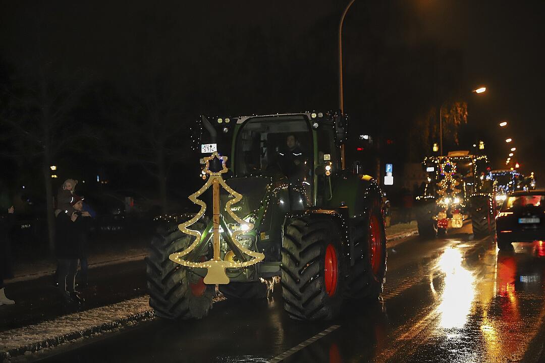 In Kulmbach durfte die beliebte Lichterfahrt der Traktoren stattfinden.