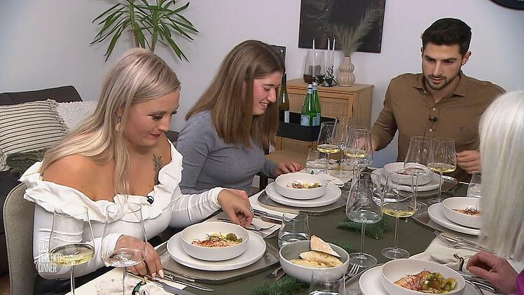 Hahn im Korb: Nadine (links), Viktoria (Mitte) und Moni werden von Phillip bewirtet.