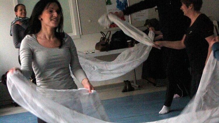 Die Bewegungen steigern sich, werden schneller und wilder.