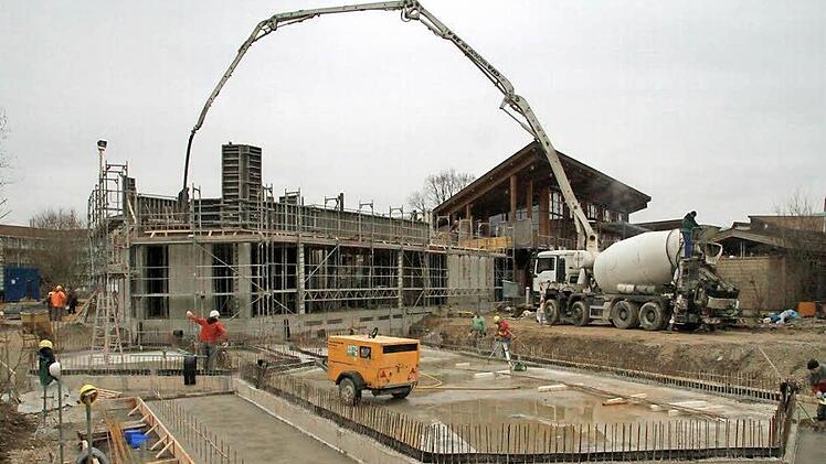 Das große Solebecken ist im Grundriss schon zu erkennen, die Bodenplatte wird gerade betoniert. In dem dahinter entstehenden Neubau wird unter anderem eine Innensauna untergebracht. Das Gebäude rechts daneben mit dem Pultdach gehört zum bisherigen Bestand. Fotos: Matthias Einwag