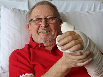 Bei Holzarbeiten hatte Kurt Müllich seine Hand abgehackt. Gefäße und Knochen waren vom Spaltbeil durchtrennt. Im Bamberger Klinikum wurde alles wieder zusammengeflickt. Trotz des Schrecks will der 71-Jährige wieder Holz machen.  Foto: Barbara Herbst