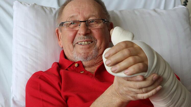 Bei Holzarbeiten hatte Kurt Müllich seine Hand abgehackt. Gefäße und Knochen waren vom Spaltbeil durchtrennt. Im Bamberger Klinikum wurde alles wieder zusammengeflickt. Trotz des Schrecks will der 71-Jährige wieder Holz machen.  Foto: Barbara Herbst