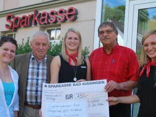 Insgesamt 750 Euro haben drei Vereine als Spende erhalten. Unser Bild zeigt (von links) Melanie Schießer (Gesangverein Sulzthal), Josef Schmitt (Sulzthaler Musikanten), Alexandra Kaiser (Sparkasse Euerdorf), Roland Hofmann (Jugendmusikverein Aura) und Yvonne Metz (Sparkasse Euerdorf).  Foto: privat