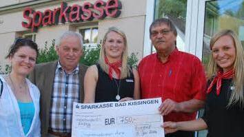 Insgesamt 750 Euro haben drei Vereine als Spende erhalten. Unser Bild zeigt (von links) Melanie Schießer (Gesangverein Sulzthal), Josef Schmitt (Sulzthaler Musikanten), Alexandra Kaiser (Sparkasse Euerdorf), Roland Hofmann (Jugendmusikverein Aura) und Yvonne Metz (Sparkasse Euerdorf).  Foto: privat