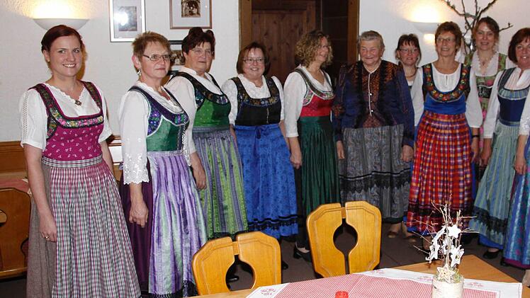 Die Teilnehmerinnen des Trachtenkurses zum Gruppenbild vereint, zusammen mit de "Fachfrauen" Therese Regenfuß aus Effeltrich (Bildmitte) und Dagmar Rosenbauer (3. v.re.) dem Senior Wirt Sepp Merz sowie der "Lehrerin" Marianne Bogner (rechts hinter Frau Regenfuß).