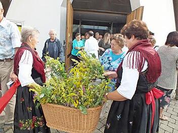 Die Wurzbüschel werden in die Kirche getragen.  Foto: Manfred Welker