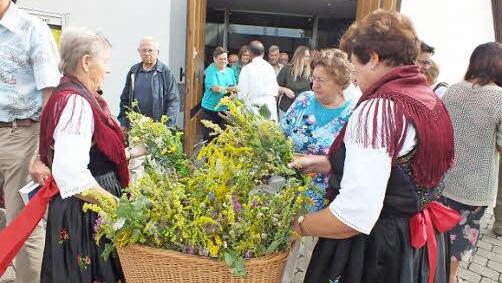 Die Wurzbüschel werden in die Kirche getragen.  Foto: Manfred Welker