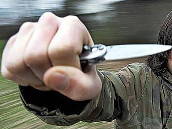 Sogar ein Messer hatte der Angeklagte seiner Lebensgefährtin unter Todesdrohungen an den Hals gehalten. Foto: Symbolbild/dpa