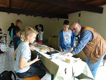 Klassenleiter Reimund Köberlein bearbeitet mit seinen Schülern die Ytong-Steine. Fotos: Petra Malbrich