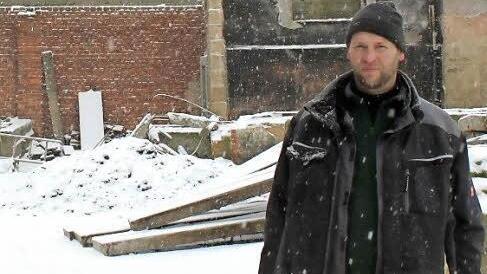 "Mir sind die Hände gebunden", sagt Markus Menzel. Da er nicht der Eigentümer des Hofes ist, kann er über den Wiederaufbau auch nicht entscheiden. Foto: Popp