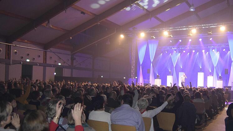 "Die Hände zum Himmel", das ließ sich das begeisterte Publikum in der Stadthalle nicht zwei Mal sagen.Andreas Welz