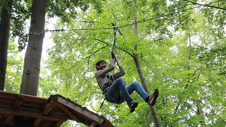 In Pottenstein in der Fränkischen Schweiz lädt der beliebte Kletterwald zu Abenteuern in schwindelnden Höhen ein. Hier kommen Kinder und Erwachsene Kletterer gleichermaßen auf ihre Kosten. Foto: Andreas Oswald