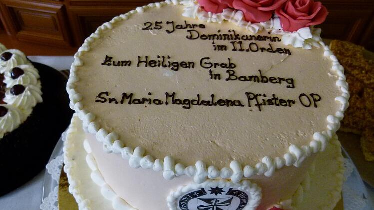Als ein Jubiläumsgeschenk bekam die Priorin diese kunstvolle Torte. Foto: Marion Kürger-Hundrup