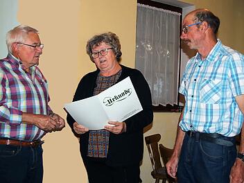 25 Jahre ist Dieter Sensenstein (links) Mitglied im Obst- und Gartenbauverein Poppenlauer. Ruth Geyer (Bildmitte) überreichte ihm eine Ehrenurkunde und eine silberne Ehrennadel. Rechts: Vereinsvorsitzender Knut Bieber gratulierte.