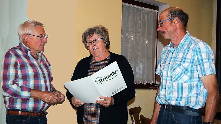 25 Jahre ist Dieter Sensenstein (links) Mitglied im Obst- und Gartenbauverein Poppenlauer. Ruth Geyer (Bildmitte) überreichte ihm eine Ehrenurkunde und eine silberne Ehrennadel. Rechts: Vereinsvorsitzender Knut Bieber gratulierte.