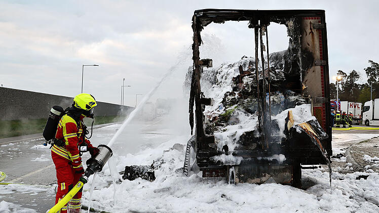 Ein Lkw-Aufleger brennt an der A3 lichterloh